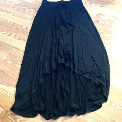 Falda tejida alta ~ baja con volantes delanteros Black House Black Market negra talla XS Foto 1 de 4