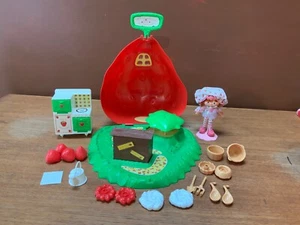 Vtg 80s Kenner Strawberry Shortcake Berry Bake Shoppe Orig Box & Doll Near Comp. - Picture 1 of 8