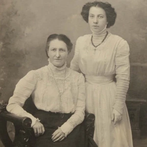 Hermosa madre e hija victoriana con blusas de encaje para estudio de tarjetas de gabinete - Imagen 1 de 2