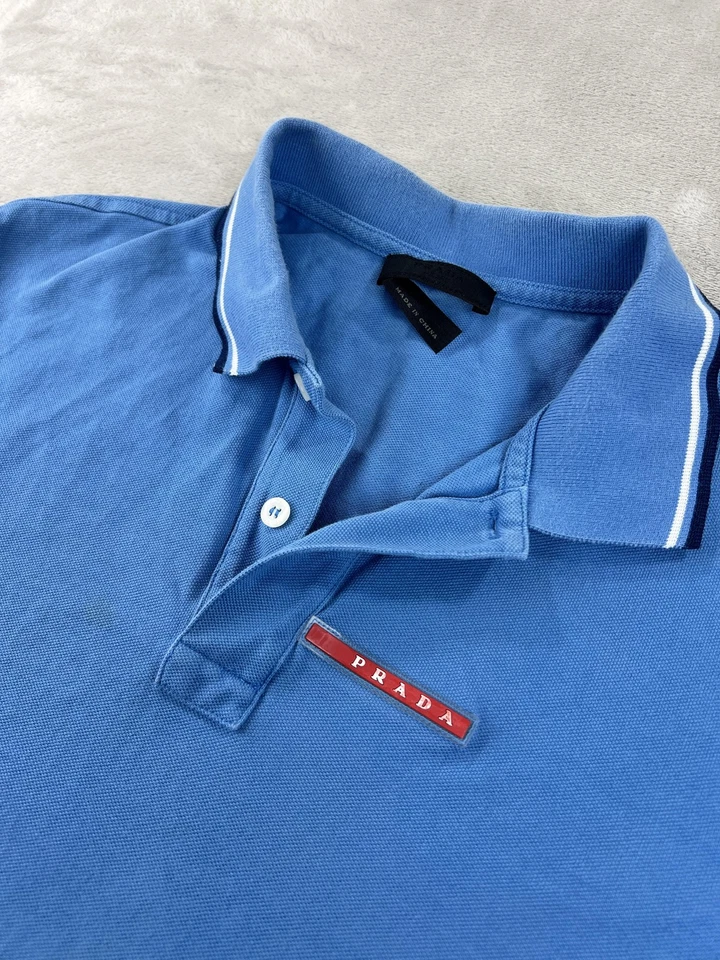 Camisa Polo Prada Piqué Para Hombres L Azul Cuello Punta Manga Corta Rojo Logo Parche Foto 1 de 4