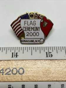 Prendedor vintage 2000 bandera ceremonia Syracuse NY Lions Club banderas de Estados Unidos - Imagen 1 de 2