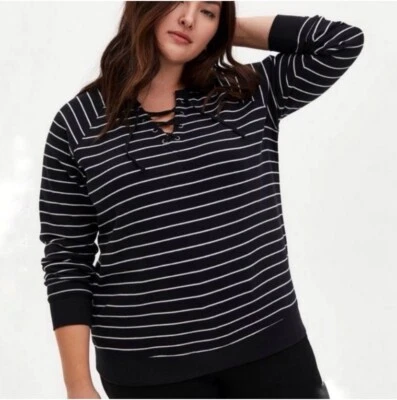 Sudadera Pullover Torrid Rayas con Cordones Negro Blanco Suave Polar 2X Usada en Excelente Condición Raglán Foto 1 de 4