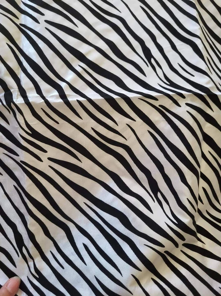 Nuevo 1 Yarda Patrón Cebra Tafetán Blanco Negro Terciopelo Flocado 58" Ancho  Foto 1 de 1