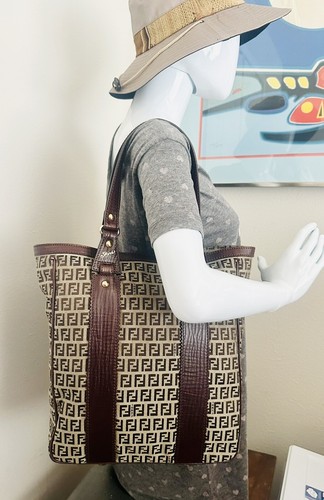 Autentica borsa a tracolla Fendi Zucchino marrone tela pelle