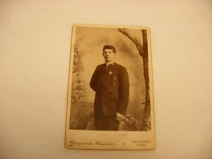 Antike CDV Kabinettkarte Foto Heilsarmee Mann Gogarn's Negaunee Michigan - Bild 1 von 6