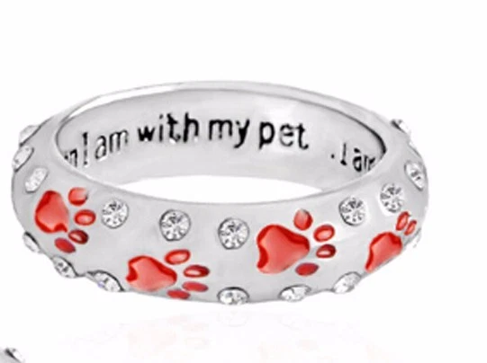 Anillo apilable estampado pata esmalte rojo  Foto 1 de 1