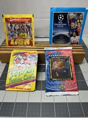 Surtido de tarjetas coleccionables y pegatinas profesionales de fútbol/fútbol. ⚽️⚽️⚽️ Foto 1 de 4