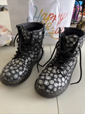 BOTAS DE CADARÇO JUNIOR 1460 LEOPARD HYDRO COURO 10.  - Imagem 1 de 4