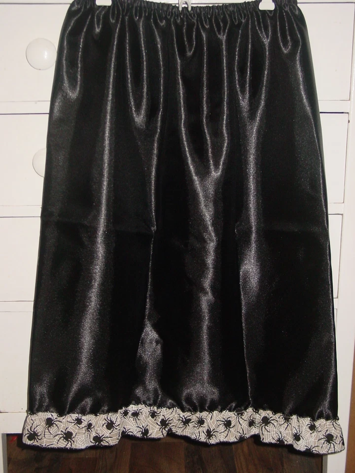 Halloween Negro Satén Medio Deslizamiento Blanco Araña Borde 28"-48" Sissy-XXL 1X 2X NUEVO Foto 1 de 3