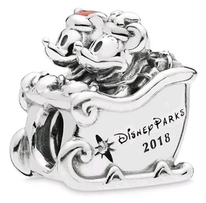 Pandora x Disney Parks Exclusive 2018 Mickey & Minnie Santa's Sleigh Charm - Bild 1 von 8