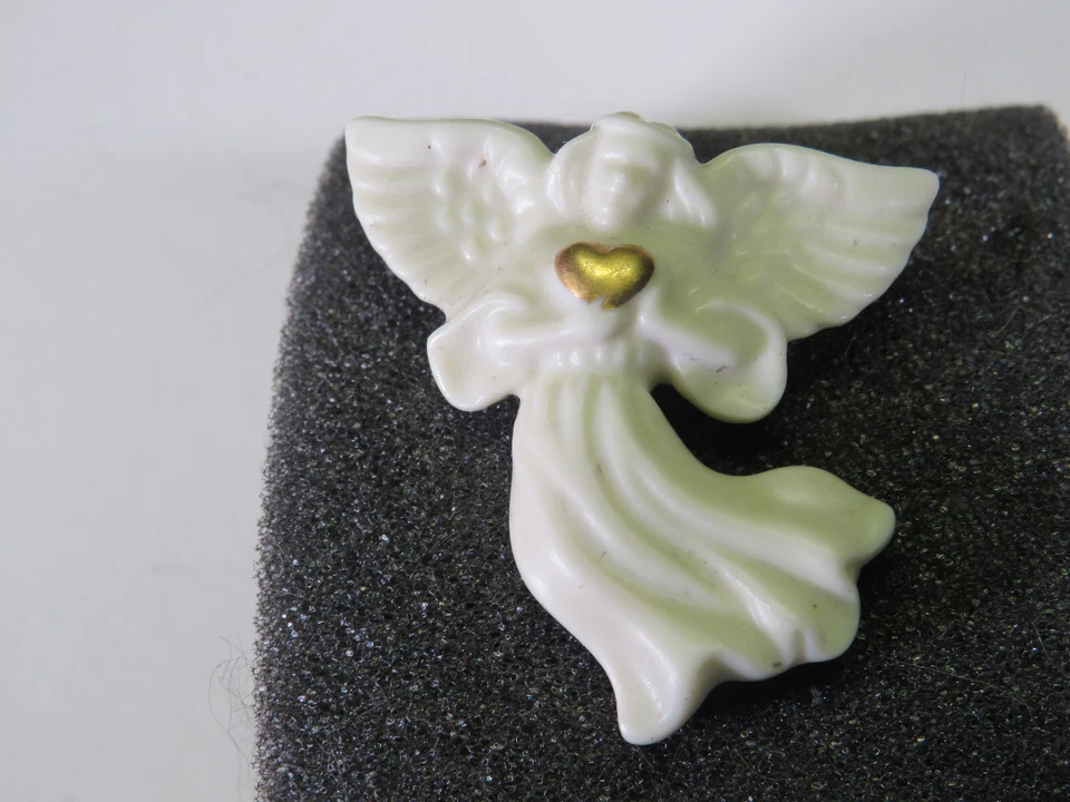 Broche prendedor vintage de ángel de porcelana Lenox con corazón dorado Foto 1 de 3