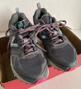 Women's New Balance Trail Running Sneakers Grey Purple *New* Size 6 - Bild 1 von 9