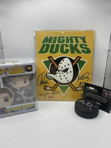 Entrenador Mighty Ducks Bombay firmado Emilio Estévez + 8"x10" cantado Jane, Aaron, mate + disco - Imagen 1 de 8