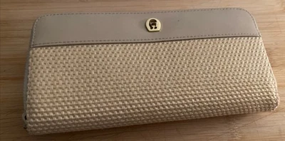 Cartera sin asas tejida Etienne Aigner color tostado crema Foto 1 de 4