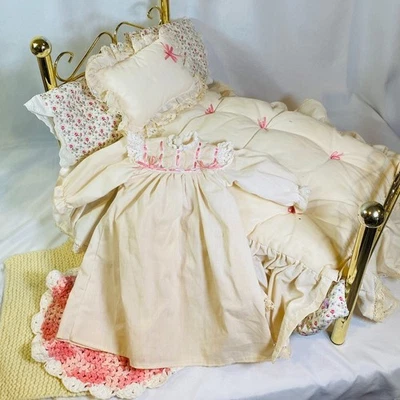 Juego de cama y ropa de cama de metal Samantha 1992 American Girl Doll de 18", camisón, alfombras Foto 1 de 4
