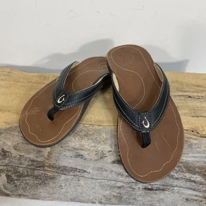 Sandalia OluKai KUMU de Cuero Negro Abatible Tanga Plana EU 36 US 6 Playa Hippie - Imagen 1 de 8