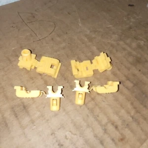 (4) GM 89948572 PARACHOQUES PUERTA DELANTERA CLIPS AMARILLOS *Cuatro en venta **Envío rápido - Imagen 1 de 4