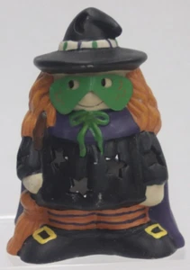 Figura de cerámica Halloween niño en bruja disfraz sombrero negro máscara verde escoba - Imagen 1 de 6