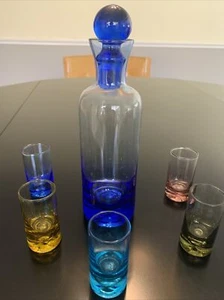 farbige Glaskaraffe mit Schnapsgläsern - Bild 1 von 4