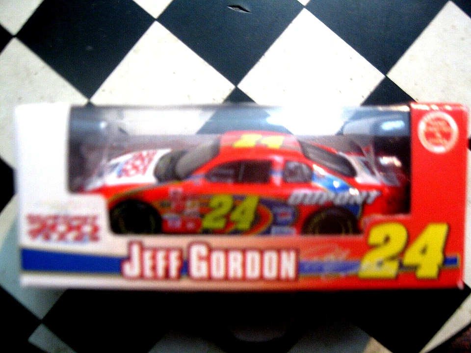 15376/66 RCCA 2002 HO 1/64 JEFF GORDON DUPONT/CELEBRAÇÃO DO 20º ANIVERSÁRIO - Imagem 1 de 1