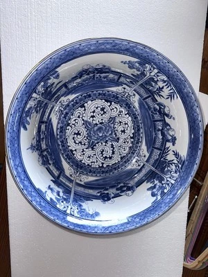 Antiguo cuenco Imari japonés azul y blanco de porcelana de la era Meiji de 14 7/8" de diámetro Foto 1 de 4