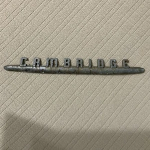 1951 Original Plymouth Cambridge Front Fender Left Right Emblem - Foto 1 di 8
