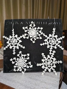 Gestärkte handgehäkelte weiße Weihnachten Schneeflocken Deckchen Ornamente 5-6"  - Bild 1 von 13