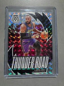 LeBron James 2023/24 Mosaic Thunder Road Mosaics Prizms #9 Lo Angeles Lakers - Foto 1 di 2