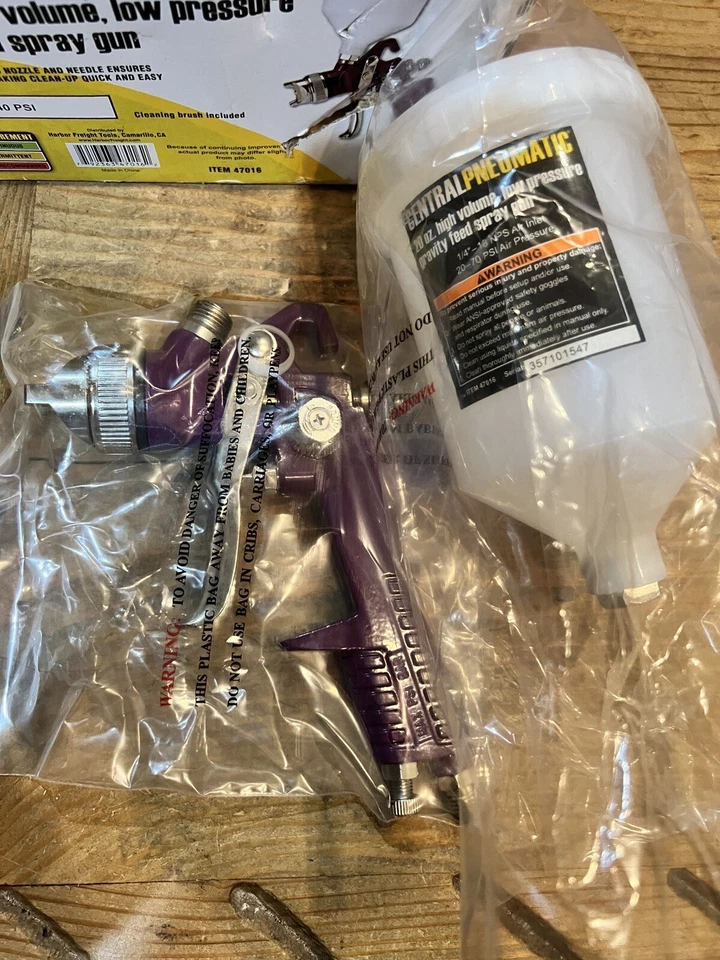  CENTRAL PNEUMATIC 20 oz. Pistola pulverizadora de aire de alimentación por gravedad HVLP Foto 1 de 4