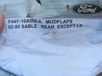 Guardabarros traseros Ford F44Y-16A550-A 1992-1995 Mercury Sable excepto LS nuevo de stock Foto 1 de 3