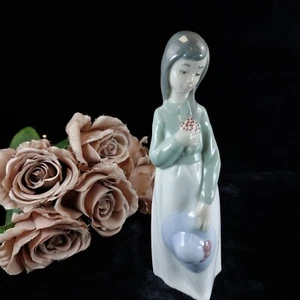 Hermosa Figura NAO de Lladró Niña con Flores y Sombrero (1990) Estantería Figura - Imagen 1 de 12
