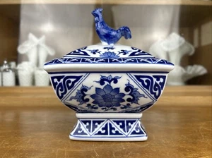 Bauernhaus Bombay blau weiß blau HAHN Deckel Porzellan Süßigkeiten Schmuckschatulle🐔 - Bild 1 von 4
