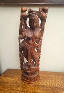 Figura grande de madera tallada de la diosa hindú Lakshmi de la riqueza y la fortuna. - Imagen 1 de 11