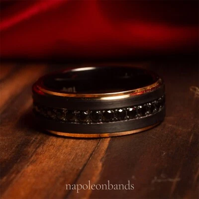 Alianza de boda única para hombre con piedra de circón, acabado satinado negro, ajuste cómodo Foto 1 de 4