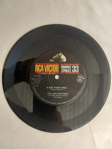 AMES BROTHERS Orig. RCA #37-7836 Compact 33 Single  A Kiss From Cora  M- - Bild 1 von 4