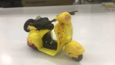 Scooter Giallo Modello Motore Bicicletta Luce E Suono Giocattolo Regalo Nuovo - Immagine 1 di 2