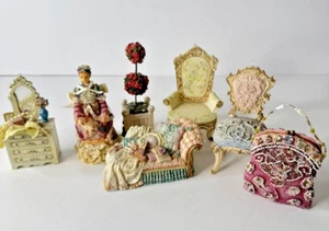 Lote 7 adornos navideños victorianos vintage, muebles para casa de muñecas, sillas, puros - Imagen 1 de 23