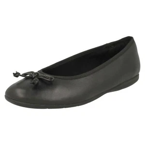 Zapatos escolares Clarks sin cordones con lazo Jesse Shine para niñas - Imagen 1 de 10