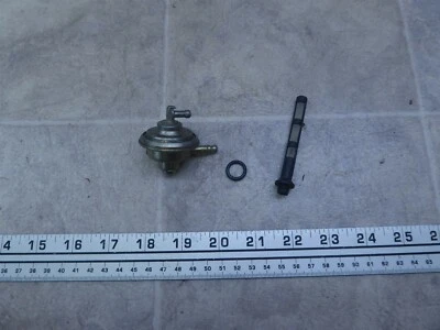 Aprilia Scarabeo 50 S907 2001) gasolina combustible llave Foto 1 de 4