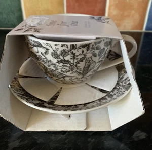 Tasse & Untertasse "Time for Tea" von HOME schwarz-weiß Blumen- & Vogelmuster NEU - Bild 1 von 6
