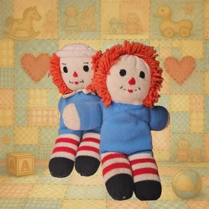 Lote de muñecas vintage hechas a mano tejidas estilo Raggedy Ann hilo rojo pelo azul conjunto Andy - Imagen 1 de 10