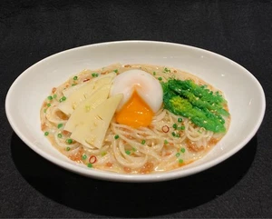 Réplica de comida pasta sopa con huevo hervido suave, flores de colza y brotes de bambú - Imagen 1 de 8