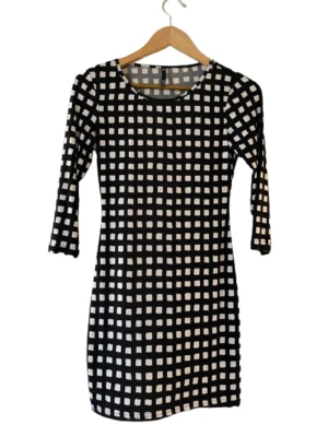 Vestido Bodycon Love Culture tamanho S preto e branco estampa geométrica azulejo manga 3/4 - Imagem 1 de 4