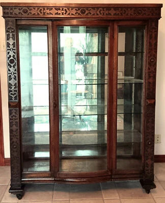 Armario China con llave, curiosidades de roble tallado, espejos, estantes de vidrio, 67" x 52" Foto 1 de 4