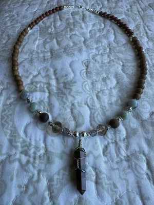 Collar de cuentas de piedras preciosas con colgante de punta de ojo de tigre envuelto en alambre - Hecho a mano Foto 1 de 4