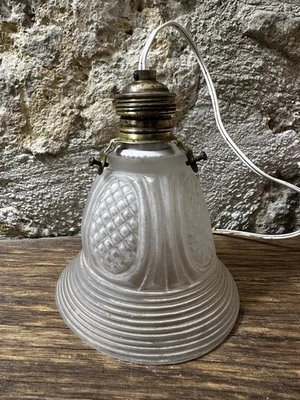 Ancienne suspension / abat-jour Art Déco en verre pressé dépoli - Photo 1/4