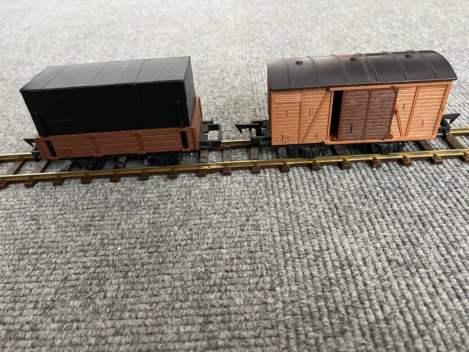 Faller Hittrain E-Train Playtrain: Niederbordwagen  + geschlossener Güterwagen - Bild 1 von 4