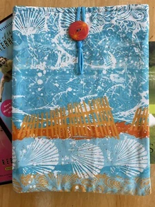 Book Sleeve Handmade W/ Abstract Beach Print Cotton Fabrics W/ Button Closure - Foto 1 di 5