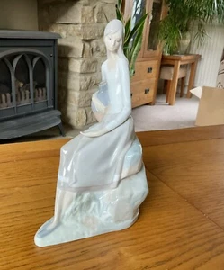 Nao by Lladro Figurine Girl with Water Jug Sitting On A Wall. - Imagen 1 de 9