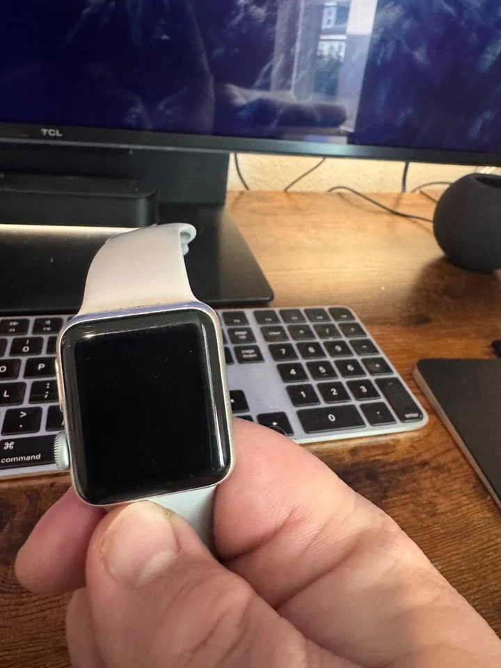 Apple Watch Series 3 GPS 38mm Estuche de Aluminio Plateado Pulsera Deportiva Blanca Foto 1 de 1